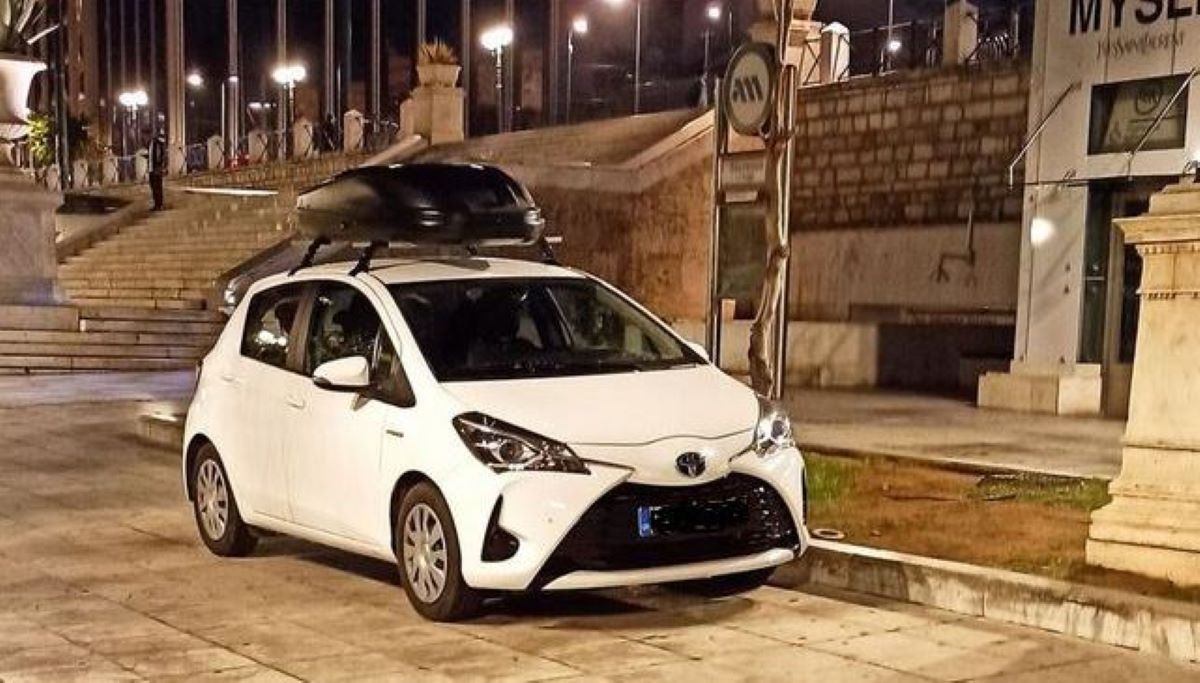 Παρκάρισμα χωρίς… μέτρο: Άφησε το αυτοκίνητό του πάνω στην πλατεία Συντάγματος, έξω από το Μετρό