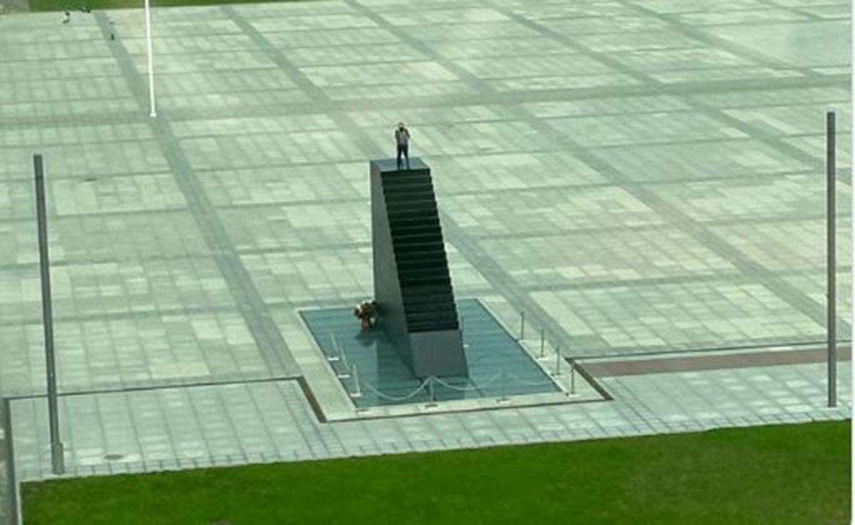 Συναγερμός στην Πολωνία: Άνδρας σκαρφάλωσε σε μνημείο και απειλεί να ανατιναχθεί