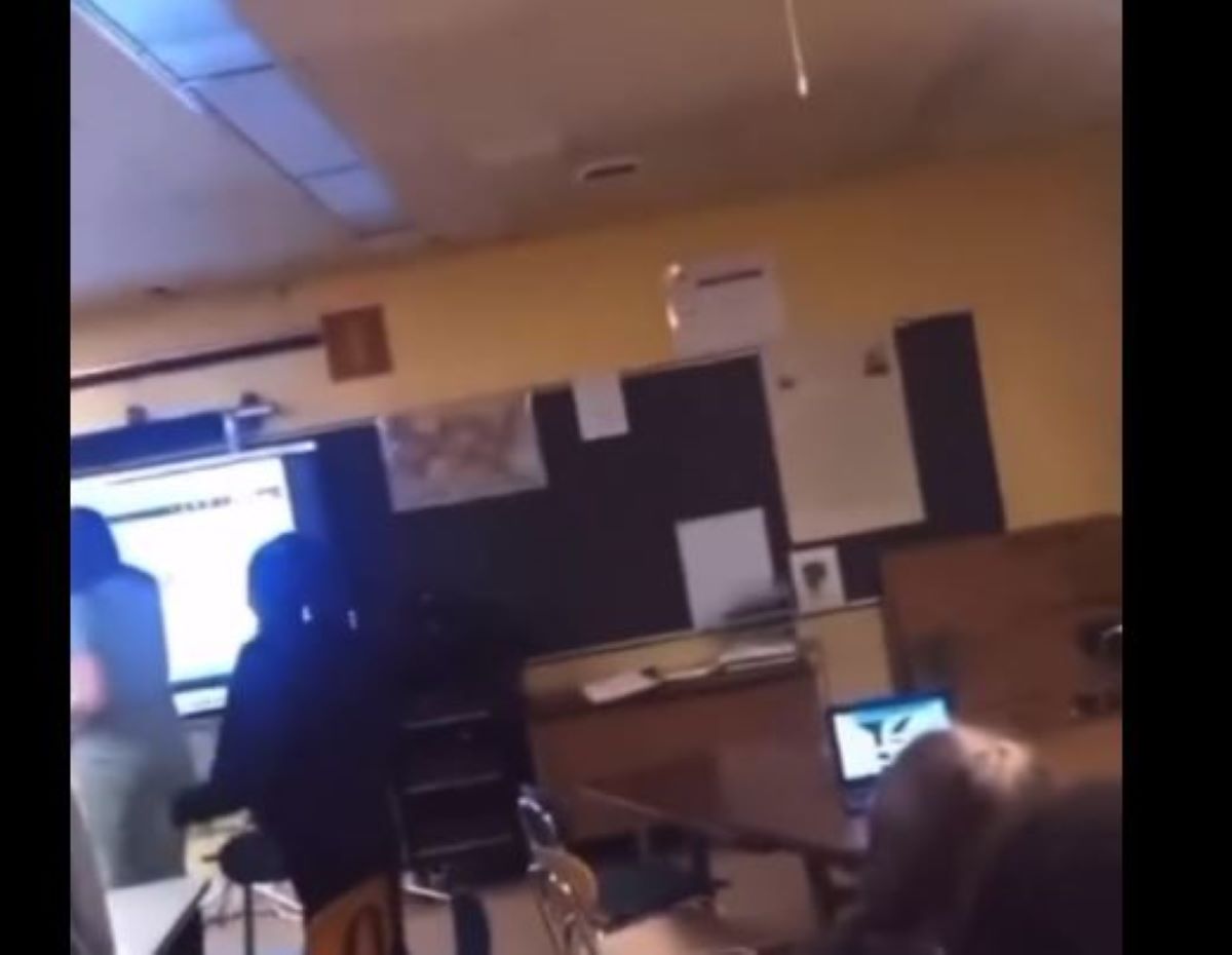 ΗΠΑ: Μαθήτρια πέταξε καρέκλα στο κεφάλι καθηγήτριας – Δείτε την στιγμή της επίθεσης