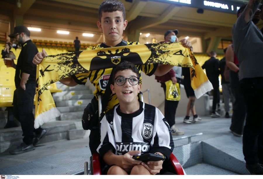 ΑΕΚ-ΠΑΟΚ: Δύο αδέλφια με «αντίπαλες» φανέλες στέλνουν ηχηρό μήνυμα κατά της οπαδικής βίας – ΦΩΤΟ