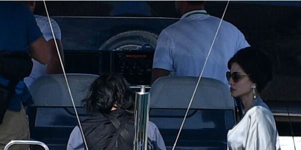 Maria: Αποθέωσαν την Αντζελίνα Τζολί στον Πύργο – Η επιβίβασή της στη θαλαμηγό Christina O – ΦΩΤΟ και ΒΙΝΤΕΟ