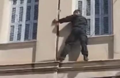 Πάτρα: Αστυνομικός σκαρφάλωσε σε μπαλκόνι για να σώσει ηλικιωμένο – ΒΙΝΤΕΟ