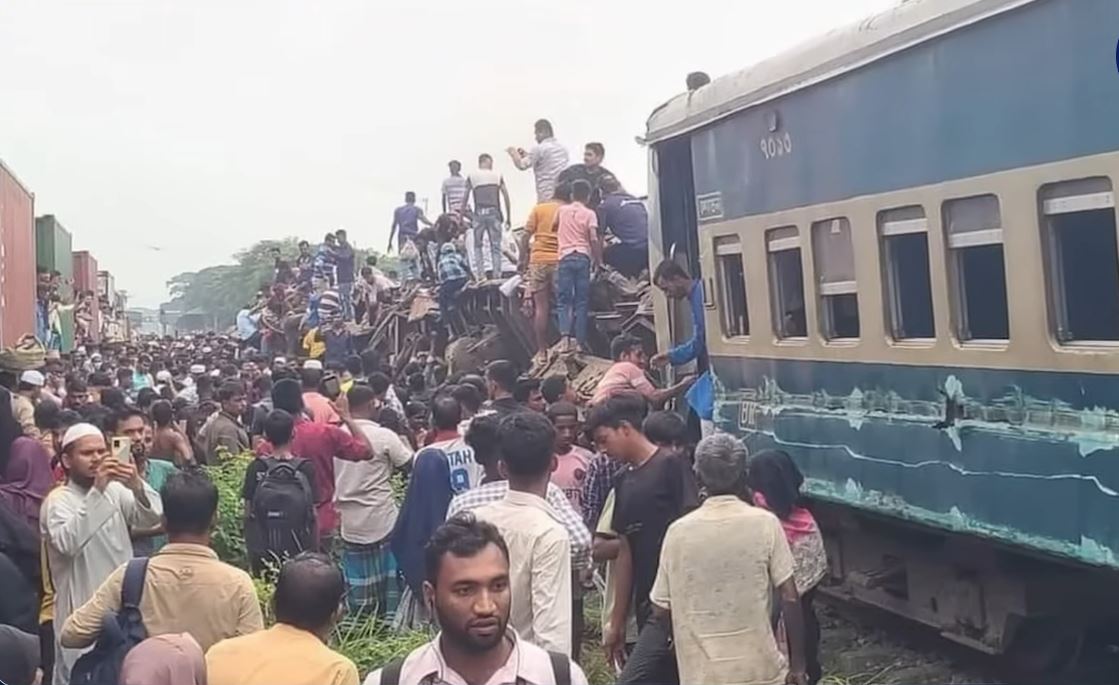 Μπανγκλαντές: Τουλάχιστον 17 νεκροί και 100 τραυματίες σε μετωπική σύγκρουση δύο τρένων