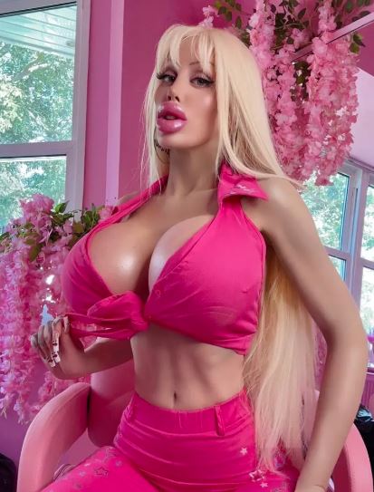 Γυναίκα από την Σουηδία ξόδεψε 200.000 δολάρια και έσβησε όλα τα τατουάζ της για να μεταμορφωθεί σε... Barbie