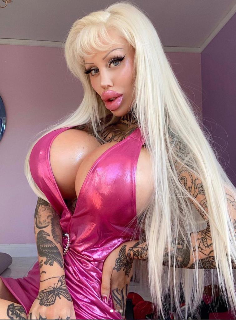 Γυναίκα από την Σουηδία ξόδεψε 200.000 δολάρια και έσβησε όλα τα τατουάζ της για να μεταμορφωθεί σε... Barbie