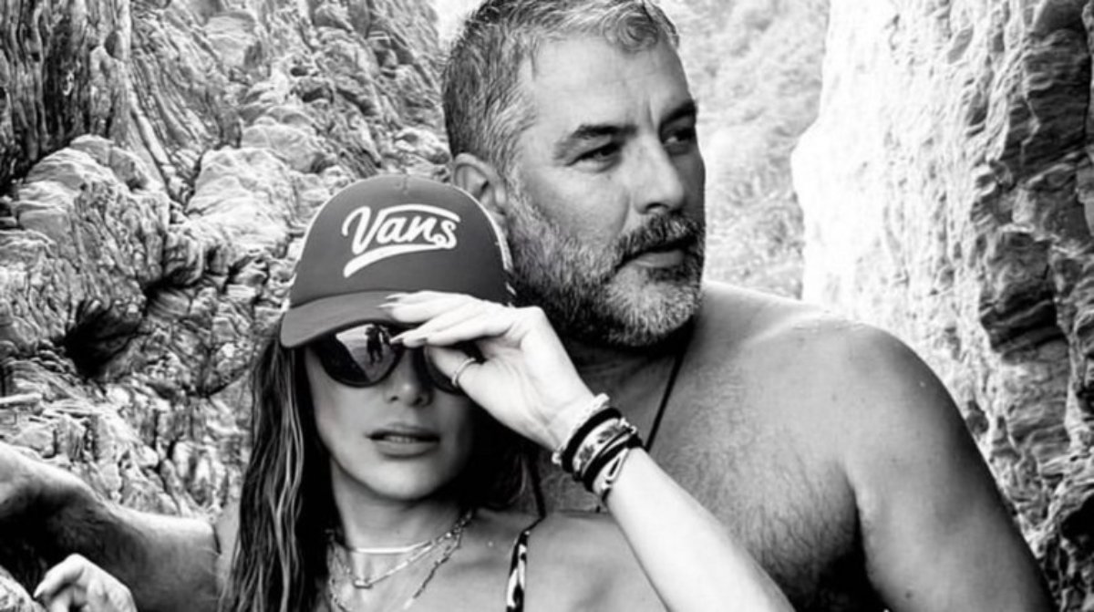 Δέσποινα Βανδή – Βασίλης Μπισμπίκης: Αποχαιρέτησαν το καλοκαίρι αγκαλιασμένοι σε παραλία της Ρόδου – ΦΩΤΟ