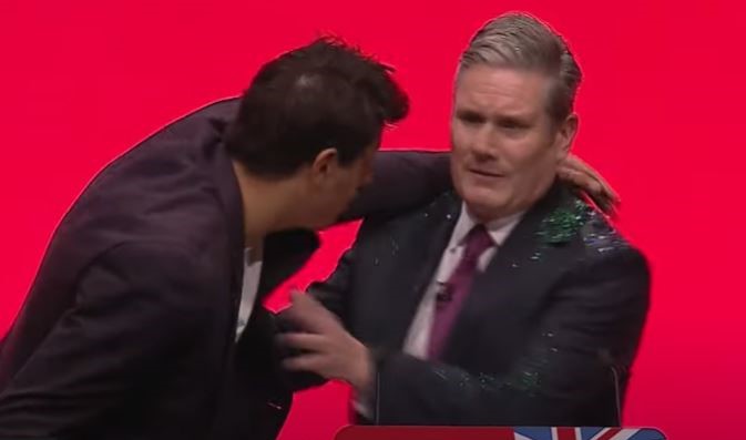 Βρετανία: Διαδηλωτής έρανε με… γκλίτερ τον ηγέτη του Εργατικού Κόμματος – Βίντεο