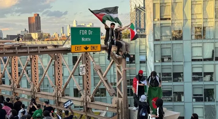 Νέα Υόρκη: Έκλεισε η γέφυρα του Μπρούκλιν εξαιτίας μεγάλης διαδήλωσης υπέρ των Παλαιστινίων – ΒΙΝΤΕΟ