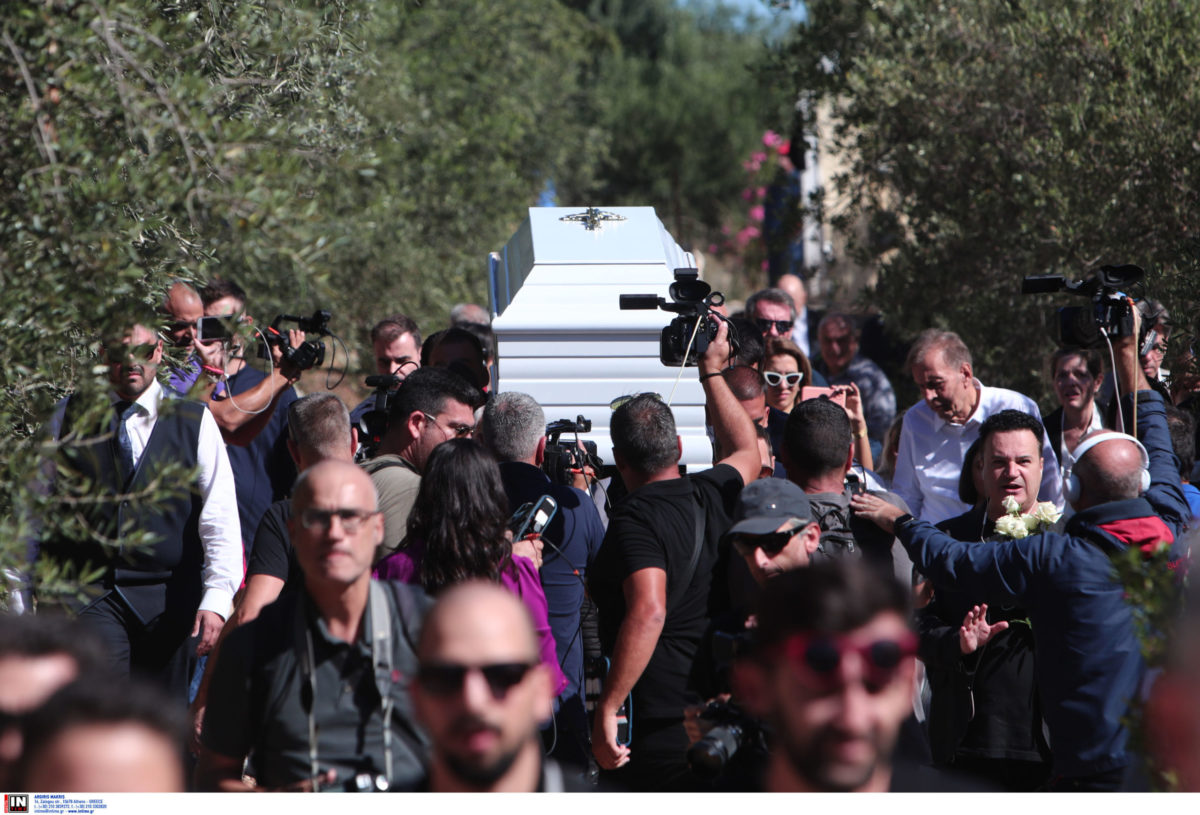 Μαίρη Χρονοπούλου: Συγκίνηση στο τελευταίο «αντίο» – Αποτεφρώθηκε στην Ριτσώνα η σορός της – ΦΩΤΟ και ΒΙΝΤΕΟ