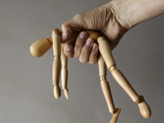 Αυτά είναι τα 9 σημάδια για έναν control freak