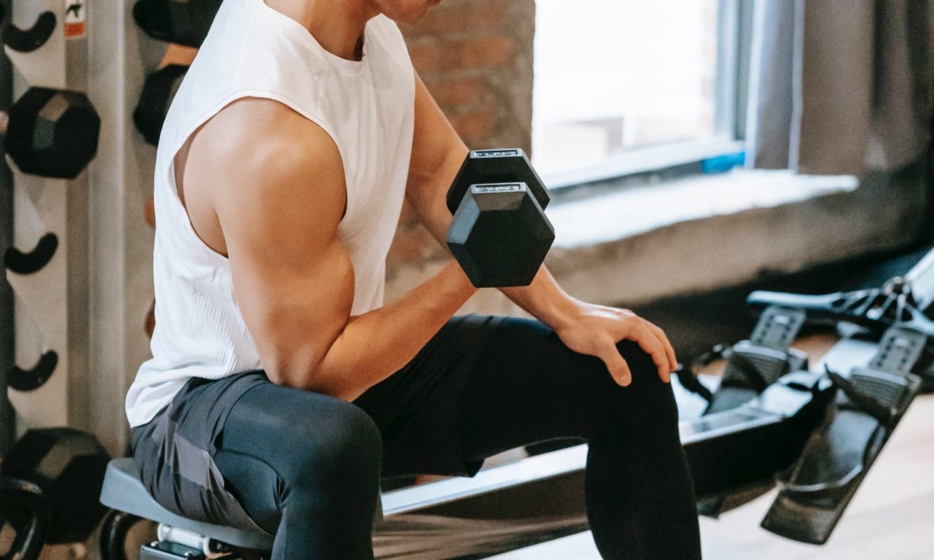 Dumbbell pullover: Η καλύτερη μονοαρθρική άσκηση για το στήθος και την πλάτη που δεν κάνετε!