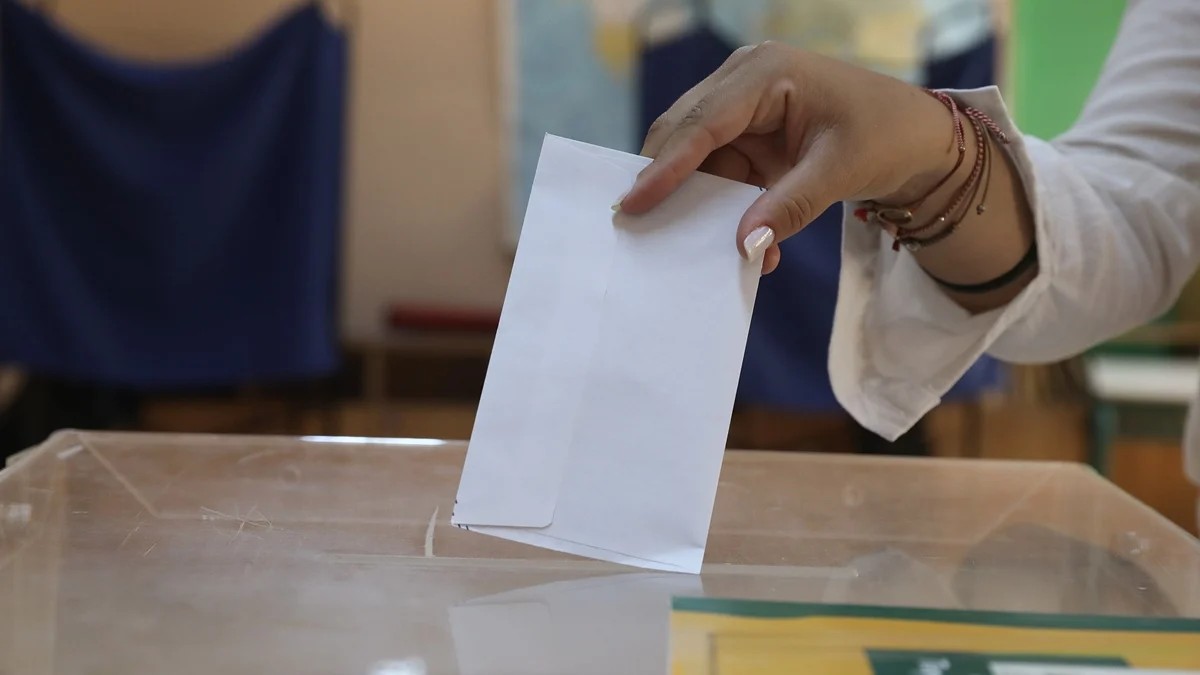 Επιστολική ψήφος: Αντιδρούν τα κόμματα της αντιπολίτευσης – «Υπονομεύεται η μυστικότητά της»