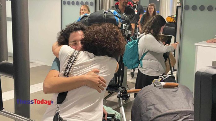 Πόλεμος στο Ισραήλ: Συγκλονίζουν οι Έλληνες που επέστρεψαν – «Τα παιδιά μας νόμιζαν ότι οι σειρήνες είναι ασθενοφόρα»