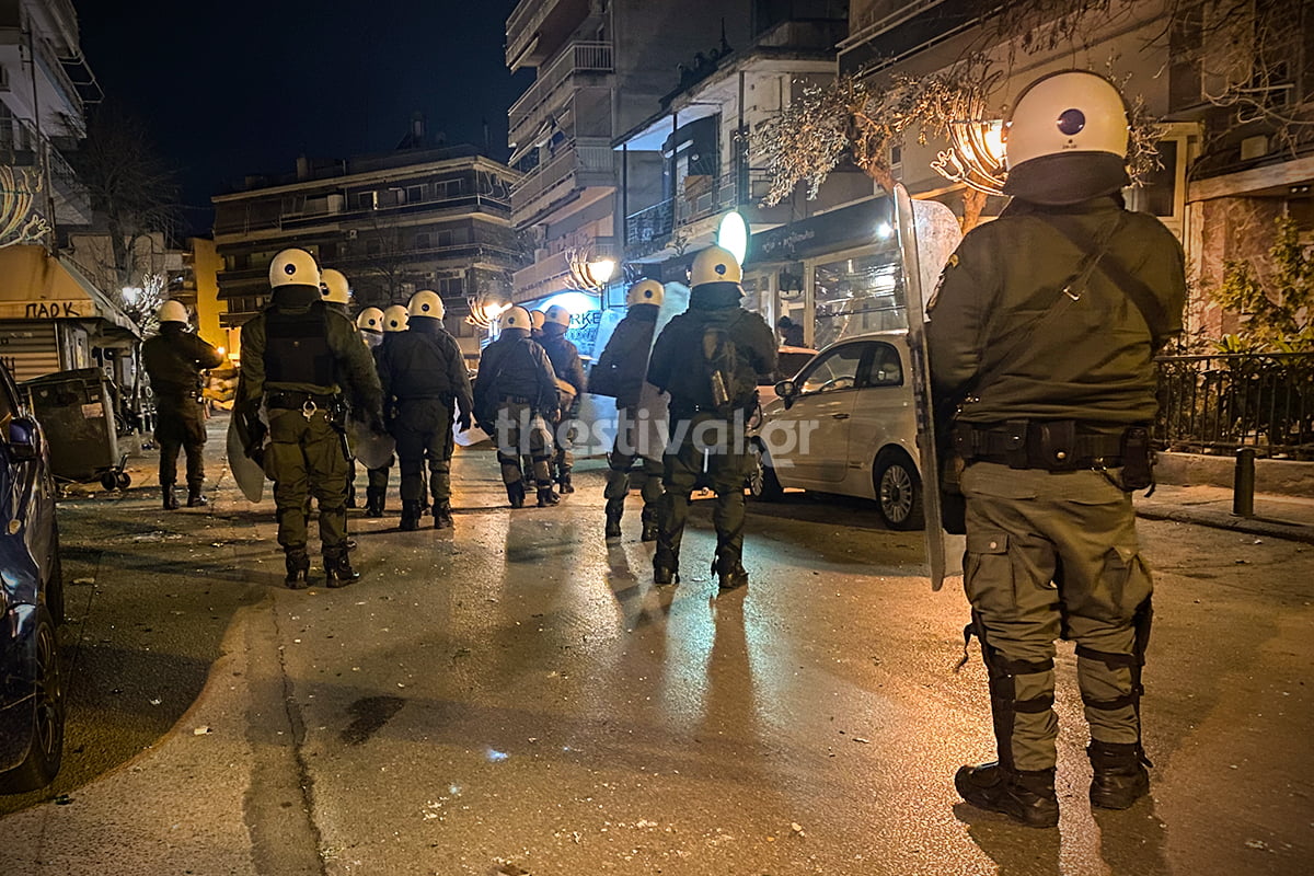 Θεσσαλονίκη: Επίθεση σε διμοιρία των ΜΑΤ στο ΑΠΘ με πέτρες και μπουκάλια