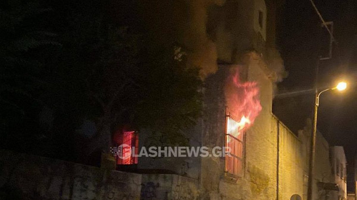 Χανιά: Φωτιά στις παλιές φυλακές πίσω από τα δικαστήρια – 49χρονος εγκαυματίας εντοπίστηκε εντός του κτιρίου