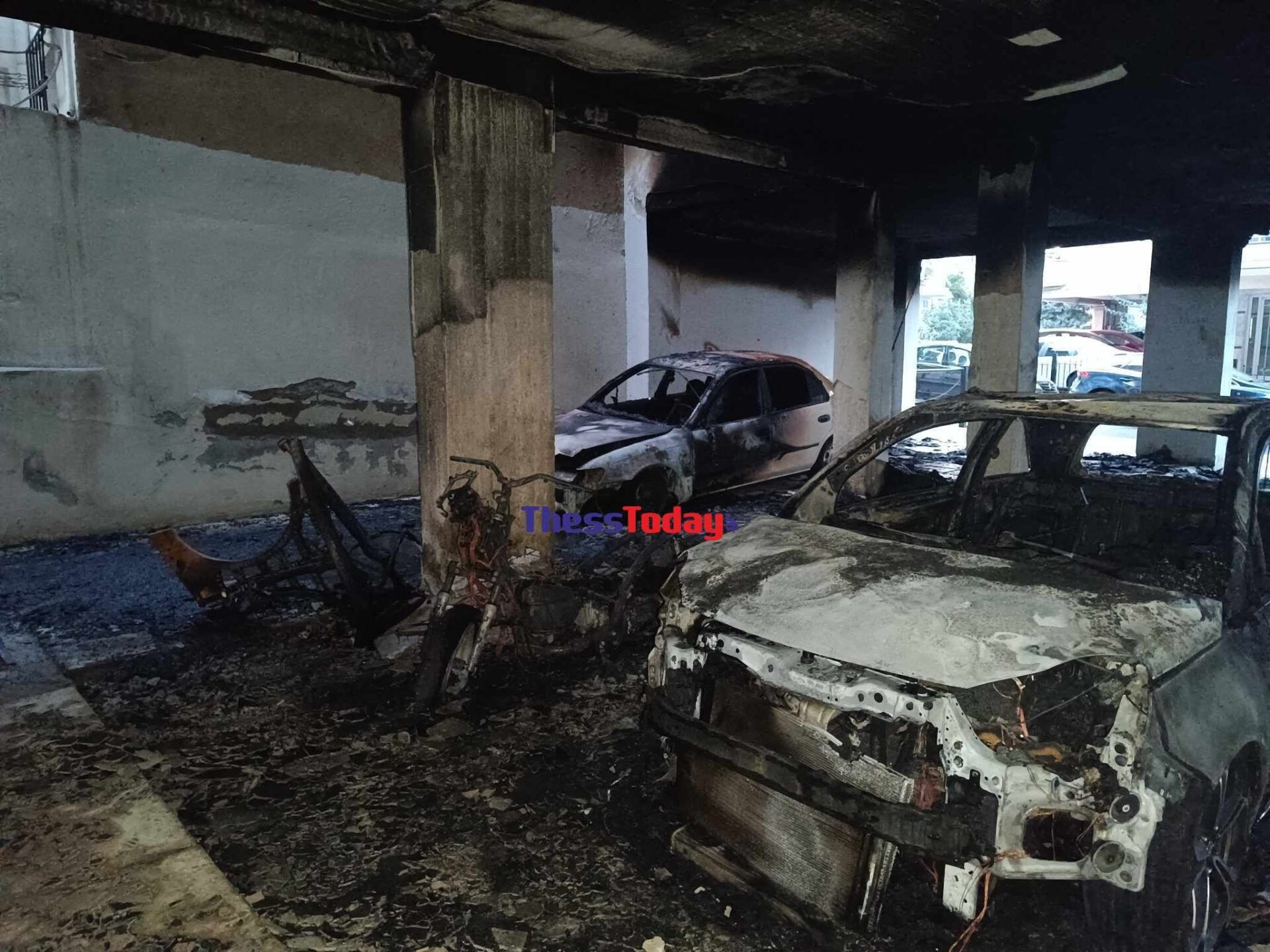 Θεσσαλονίκη: Στις φλόγες τρία οχήματα σε πυλωτή πολυκατοικίας – «Ξυπνήσαμε από τις εκρήξεις»