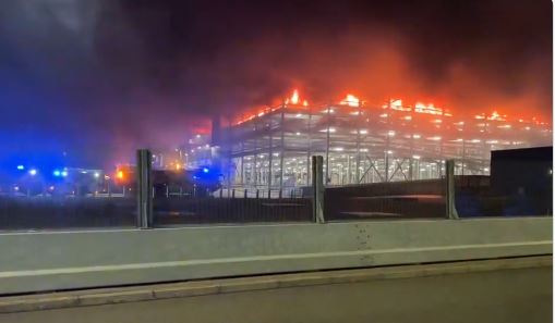 Λονδίνο: Μεγάλη φωτιά σε χώρο στάθμευσης στο αεροδρόμιο Λούτον – Αναστέλλονται όλες οι πτήσεις – ΒΙΝΤΕΟ