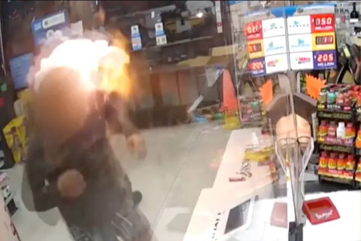 Βίντεο: Κλέφτης βάζει φωτιά στο κεφάλι του υπαλλήλου