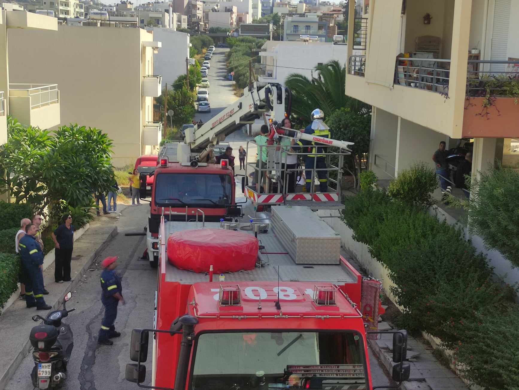 Φωτιά σε πολυκατοικία στο Ηράκλειο: Bρέθηκαν σφαίρες στο σημείο – ΒΙΝΤΕΟ από τον απεγκλωβισμό ενοίκων