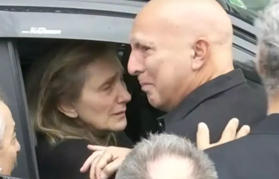 Γιάννης Ιωαννίδης: Η συγκλονιστική στιγμή που ο Γκάλης αγκαλιάζει την σύζυγο του «Ξανθού» και ξεσπούν σε κλάματα