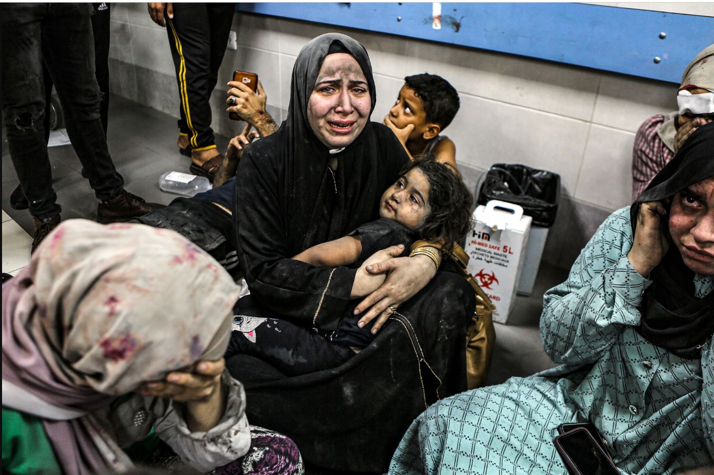 Συγκλονίζουν μαρτυρίες γιατρών από το νοσοκομείο της Γάζας – «Το βλήμα έβαλε στόχο παιδιά και τα έκανε κομμάτια»