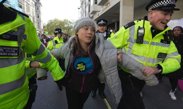 Βρετανία: Συνελήφθη η Γκρέτα Τούνμπεργκ σε διαδήλωση