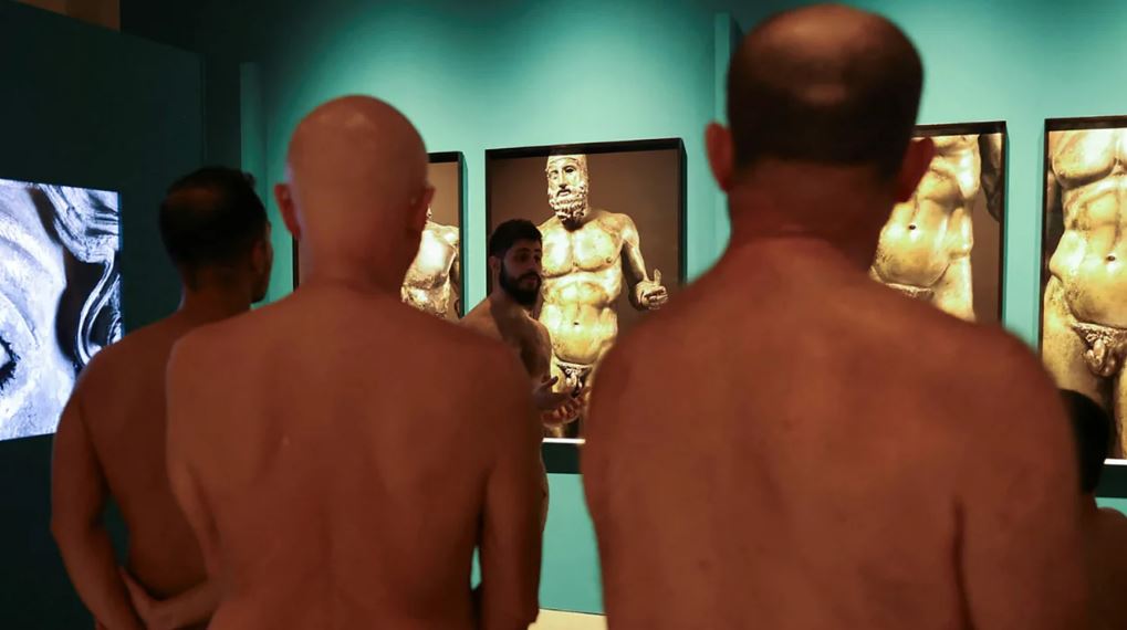 Βαρκελώνη: Επισκέπτες ξεναγήθηκαν σε μουσείο εντελώς γυμνοί για να… νιώσουν πιο κοντά στα αγάλματα