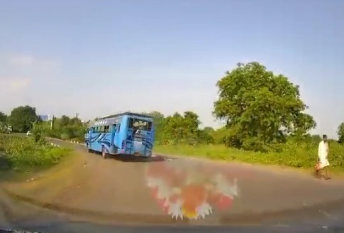 Ινδία: Η στιγμή που λεωφορείο «βουτάει» σε ποτάμι – Δείτε ΒΙΝΤΕΟ