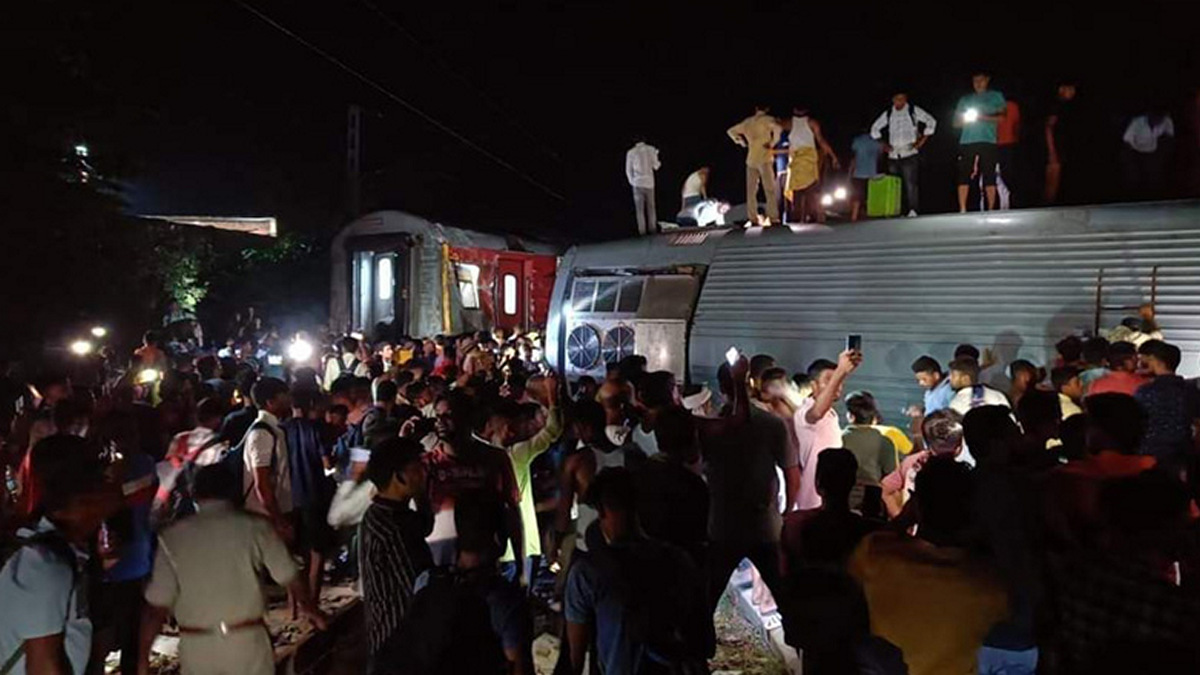 Ινδία: Τουλάχιστον 4 νεκροί και 100 τραυματίες από τον εκτροχιασμό επιβατικής αμαξοστοιχίας