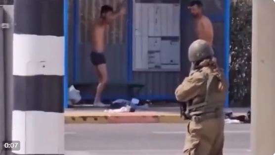 Πόλεμος στο Ισραήλ: Γυναίκα στρατιώτης αναγκάζει μέλη της Χαμάς να γδυθούν υπό την απειλή όπλου – ΒΙΝΤΕΟ