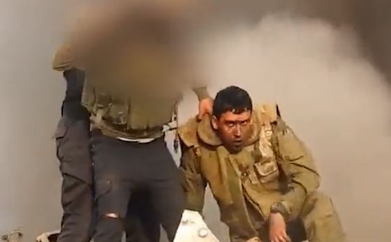 Ισραήλ: Η Χαμάς δημοσίευσε ΒΙΝΤΕΟ που δείχνουν Ισραηλινούς αιχμαλώτους να μεταφέρονται στην Γάζα