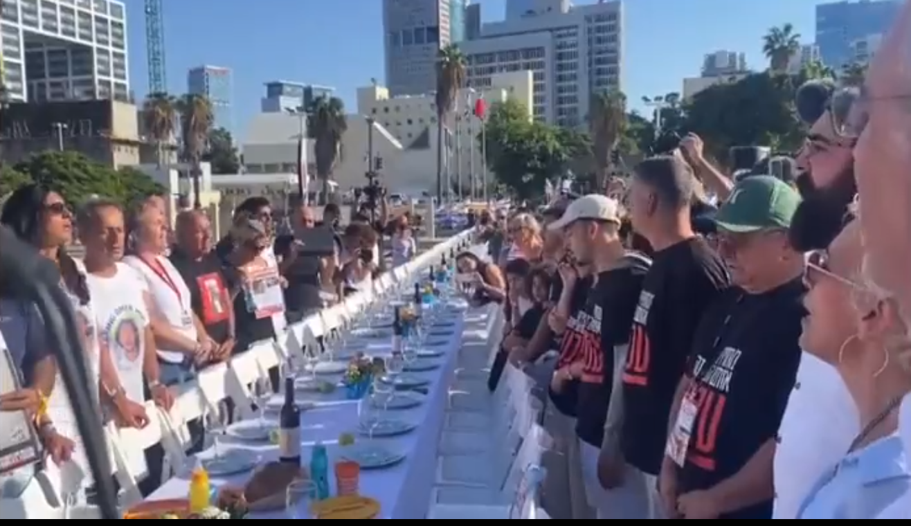 Πόλεμος στο Ισραήλ: Συγγενείς ομήρων έστρωσαν στο Τελ Αβίβ τραπέζι με 203 άδειες καρέκλες – Βίντεο