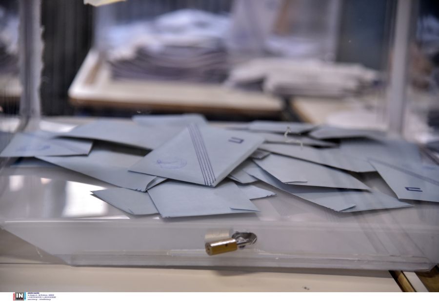 Κρήτη: Δικαστική αντιπρόσωπος πήρε μαζί της τον σάκο με τα ψηφοδέλτια