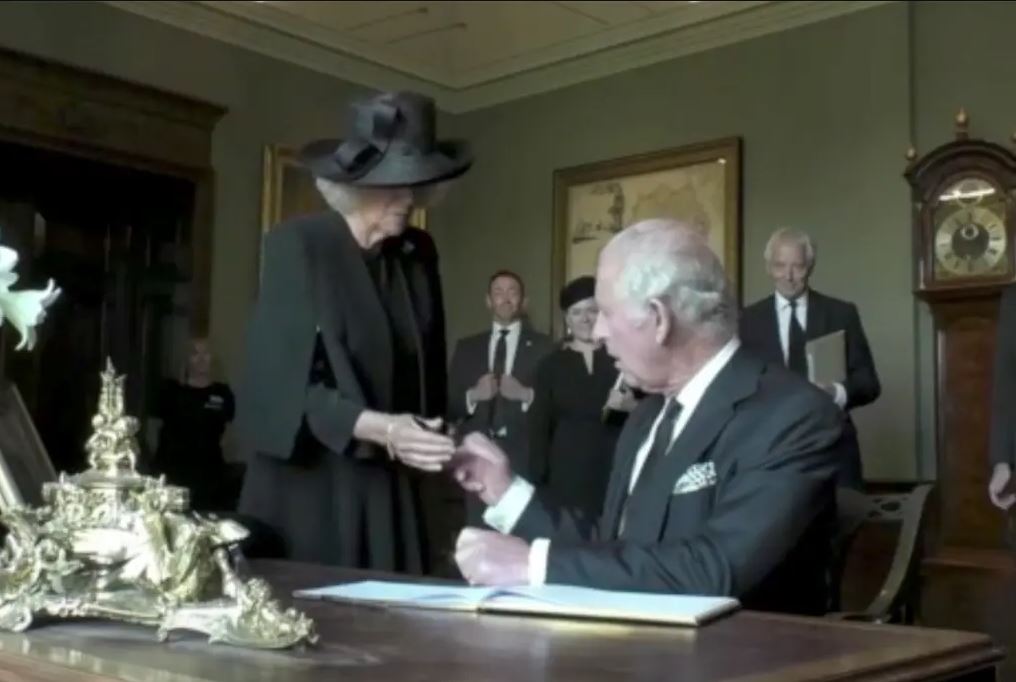 Ο Βασιλιάς Κάρολος αστειεύεται για το περιστατικό με την πένα και την… διαρροή