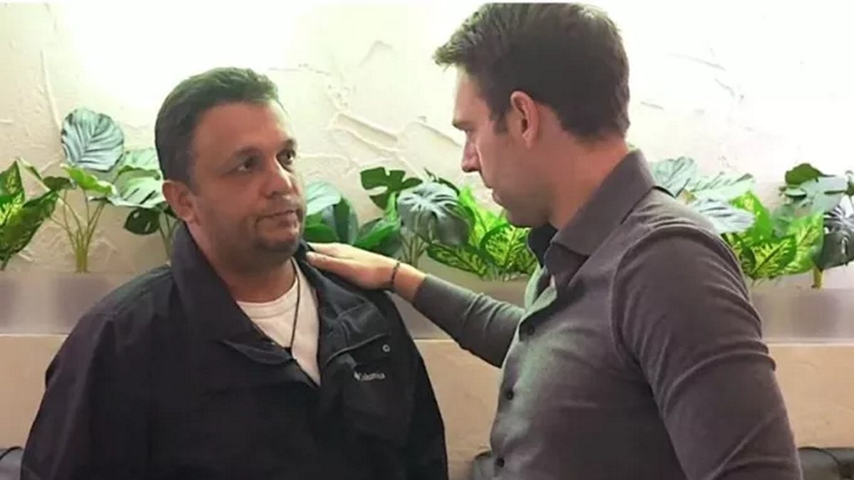 Στέφανος Κασσελάκης: Συναντήθηκε με τον πατέρα του 22χρονου Ντένις Ρούτσι που έχασε τη ζωή του στα Τέμπη