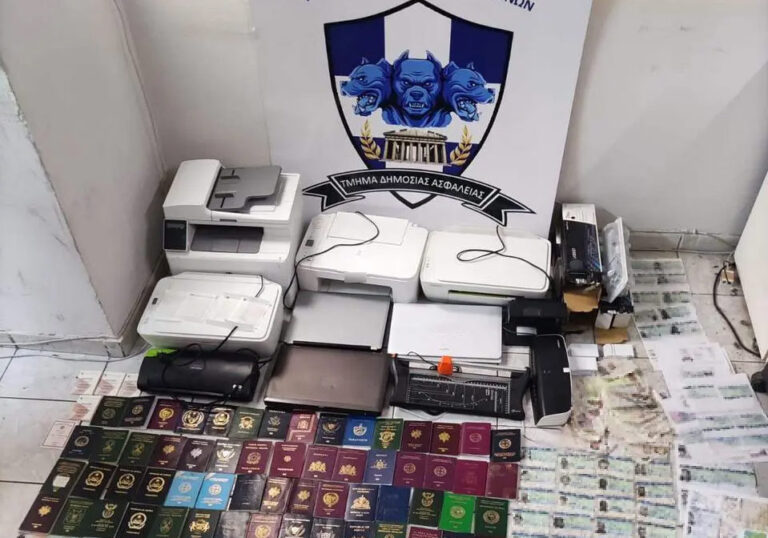 Κυψέλη: Εντοπίστηκε εργαστήριο πλαστών ταξιδιωτικών εγγράφων – Πουλούσαν ταυτότητες και διαβατήρια για τουλάχιστον 500 ευρώ