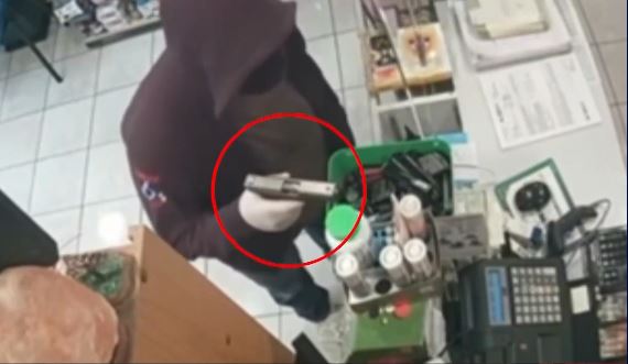 Χολαργός: Στιγμές τρόμου για φαρμακοποιό – Ληστής την απείλησε με όπλο – ΒΙΝΤΕΟ