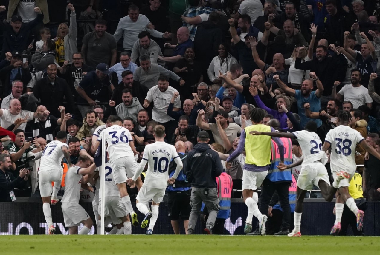 Premier League: Η Τότεναμ «λύγισε» τη Λίβερπουλ των 9 παικτών στο φινάλε με αυτογκόλ – ΒΙΝΤΕΟ