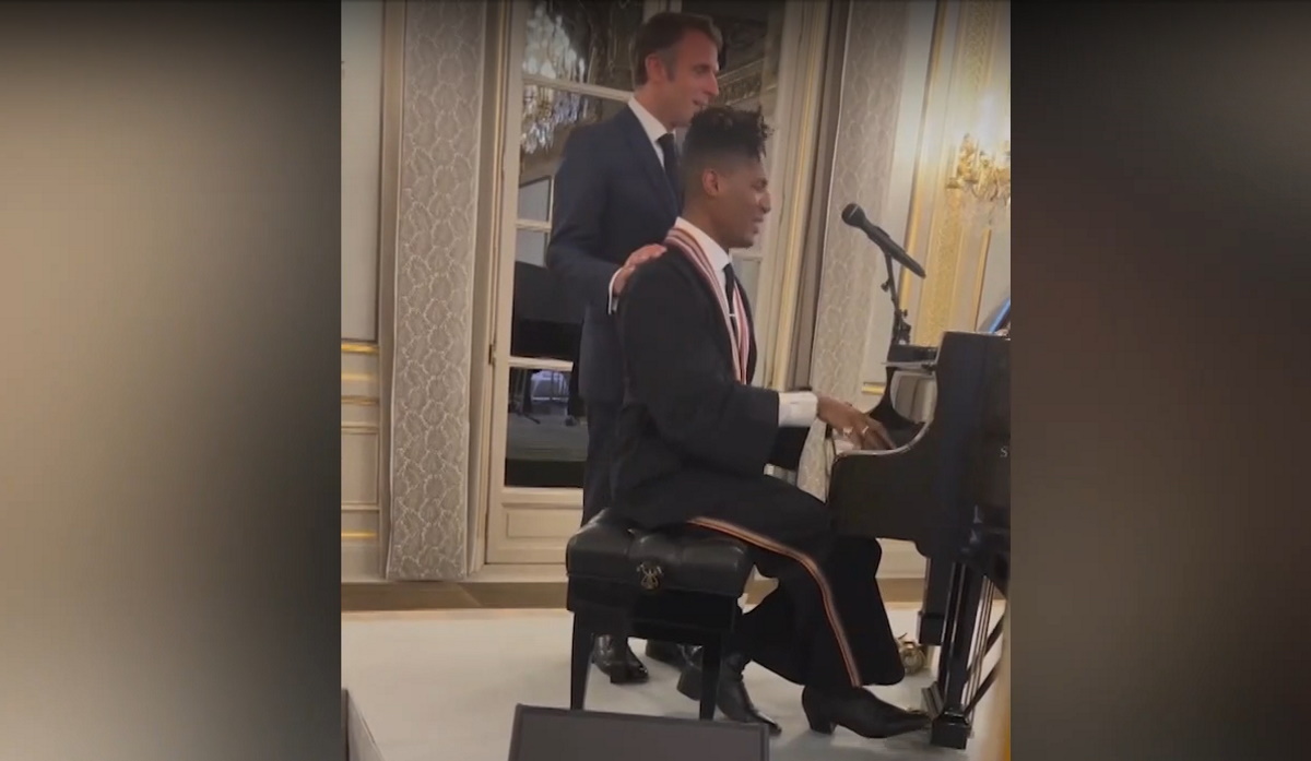 Ο Εμανουέλ Μακρόν έπιασε το μικρόφωνο: Βίντεο από τη στιγμή που τραγουδά με τη συνοδεία πιάνου