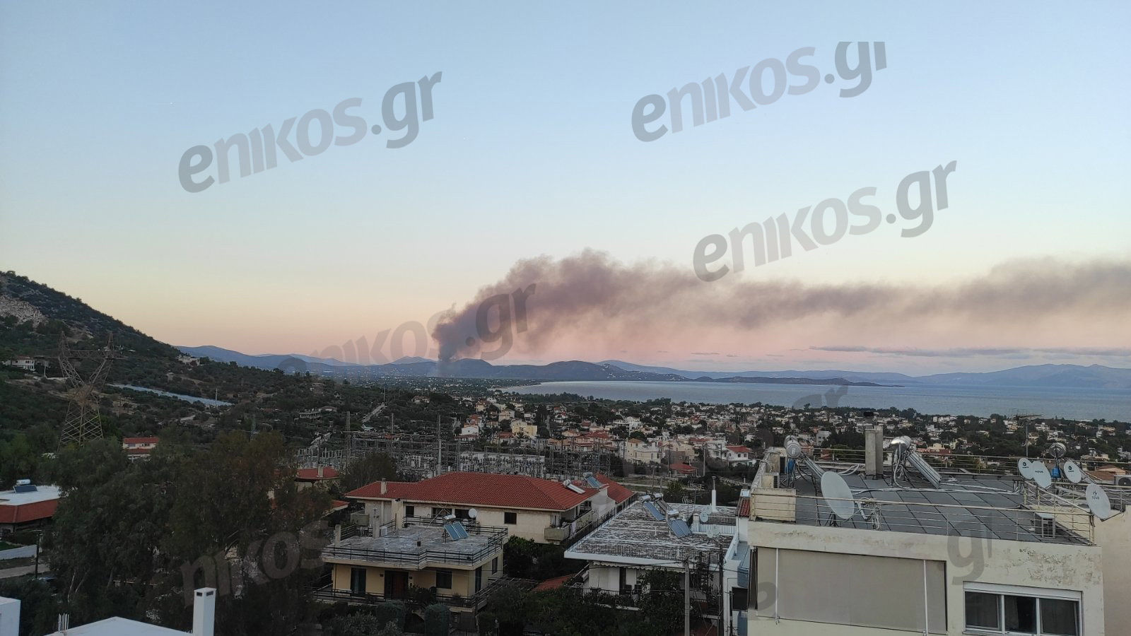 Φωτιά στον Σχοινιά: Συνεχίζεται η μάχη των πυροσβεστών με τις φλόγες – ΦΩΤΟ αναγνώστη
