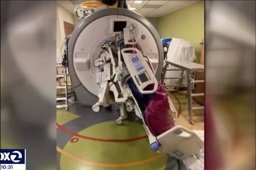 Φρικτό ατύχημα: Νοσοκόμα παγιδεύτηκε σε μηχάνημα μαγνητικής τομογραφίας