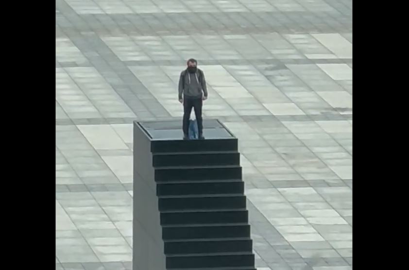 Πολωνία: Παραδόθηκε ο άνδρας που απειλούσε να πυροδοτήσει βόμβα σε πλατεία της Βαρσοβίας – Βίντεο