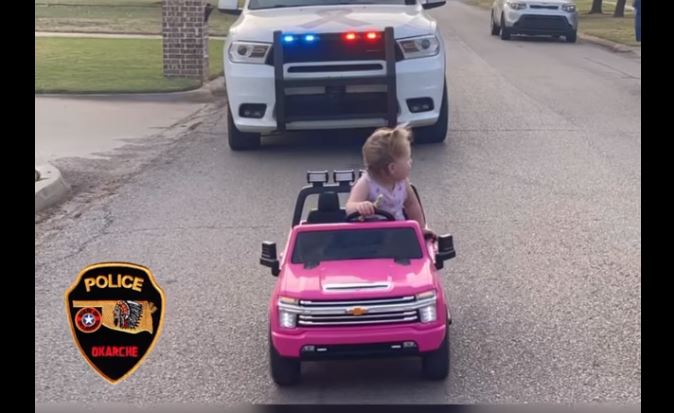 Η ξεκαρδιστική στιγμή που 2χρονη παίρνει… κλήση από την τροχαία – «Ξεπέρασε το όριο ταχύτητας»