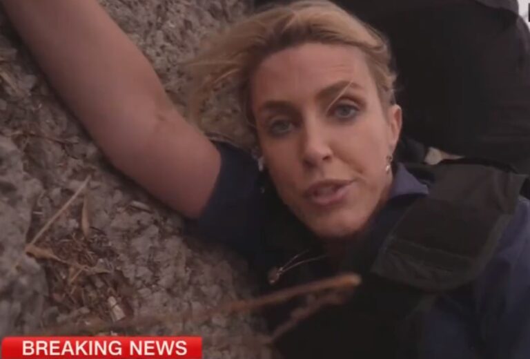 Πόλεμος στο Ισραήλ: Η στιγμή που ρεπόρτερ του CNN μεταδίδει κρυμμένη σε τάφρο ενώ γύρω της πέφτουν ρουκέτες