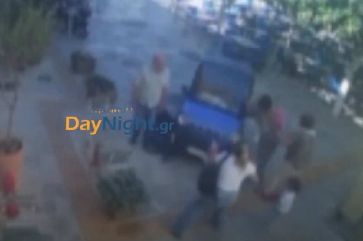 Ρέθυμνο: Η στιγμή που ηλεκτρικό αυτοκίνητο παρασύρει πεζούς και «μπουκάρει» σε ξενοδοχείο – ΒΙΝΤΕΟ