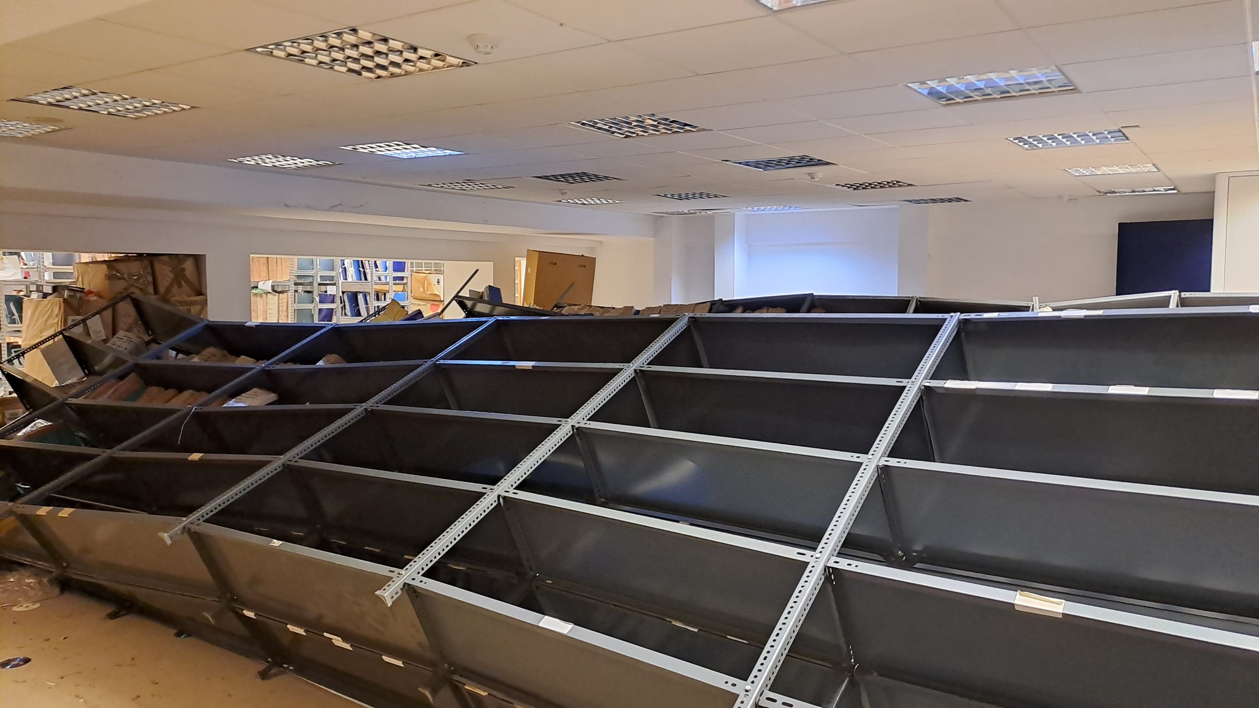 Κατέρρευσαν μεταλλικά ράφια και καταπλάκωσαν δικαστικό υπάλληλο στο Εφετείο