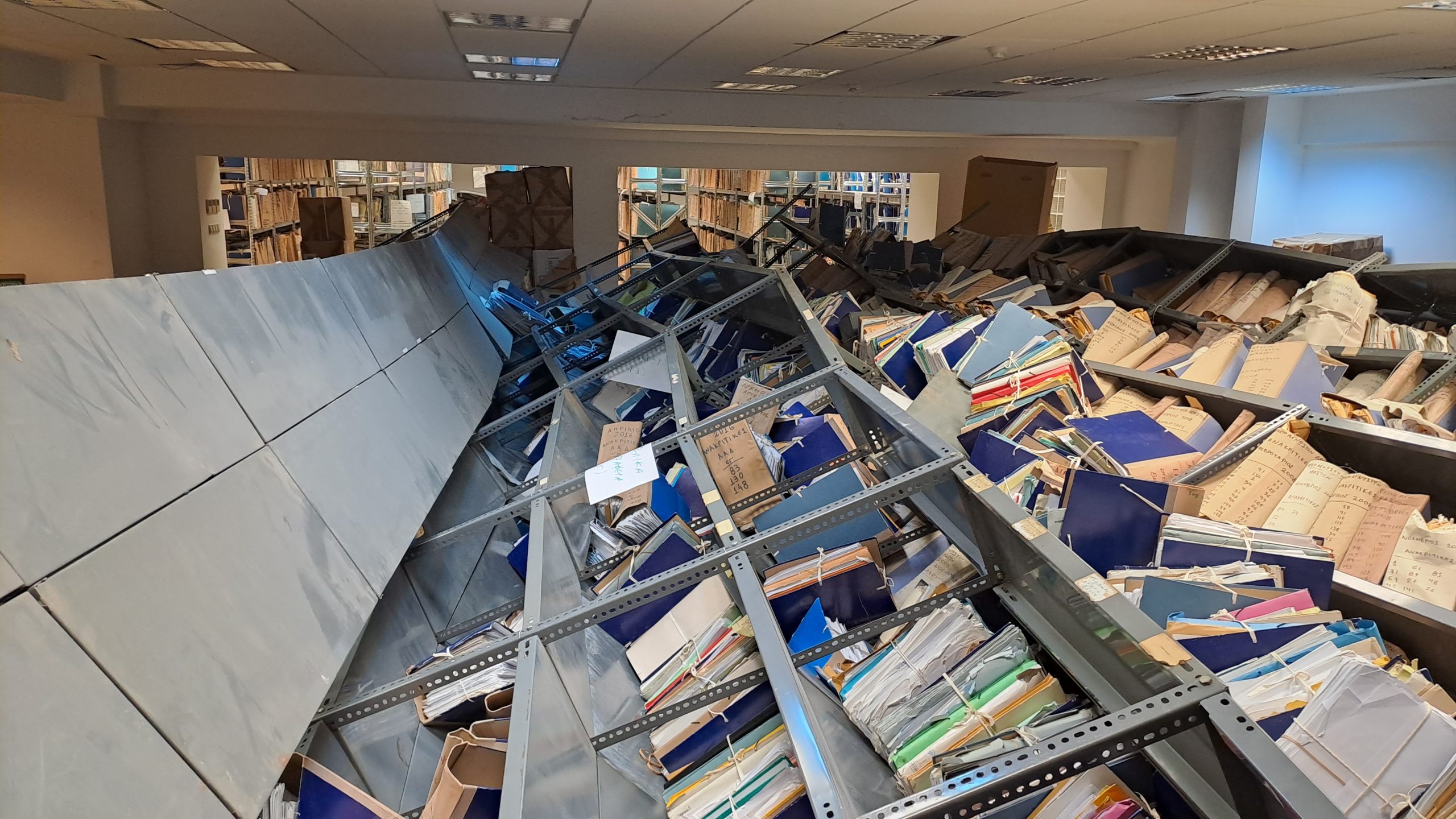 Κατέρρευσαν μεταλλικά ράφια και καταπλάκωσαν δικαστικό υπάλληλο στο Εφετείο