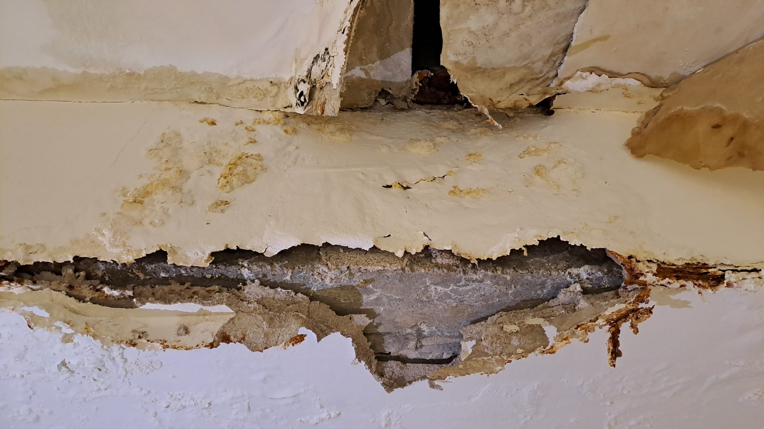 Κατέρρευσαν μεταλλικά ράφια και καταπλάκωσαν δικαστικό υπάλληλο στο Εφετείο