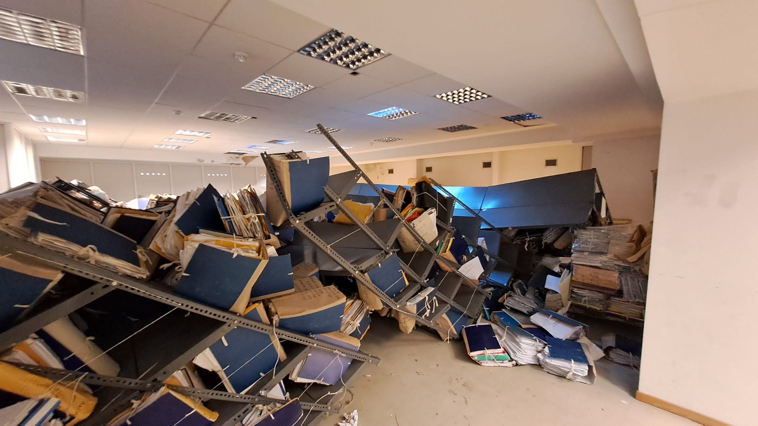 Κατέρρευσαν μεταλλικά ράφια και καταπλάκωσαν δικαστικό υπάλληλο στο Εφετείο