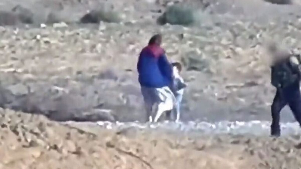 Πόλεμος στο Ισραήλ: Η Χαμάς φέρεται να απελευθερώνει μια γυναίκα και δύο παιδιά